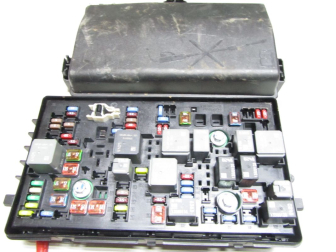 Блок предохранителей 95107228 A23 13222782 529050199 Шевроле Круз Орландо - ДЕФЕКТ крышки N-33 - БУ