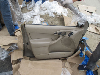 Ручка двери внутренняя передней левой YS4Z5423943EAA Форд Фокус 1, - БУ Бежевая