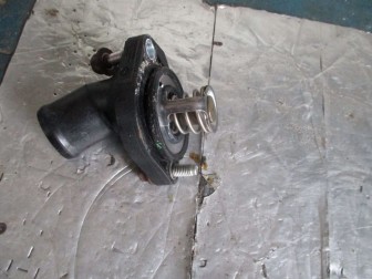 Корпус термостата Ниссан Ноут, Тиида 1,6 литра HR16DE 130483HC0A, 13048-3HC0A - БУ