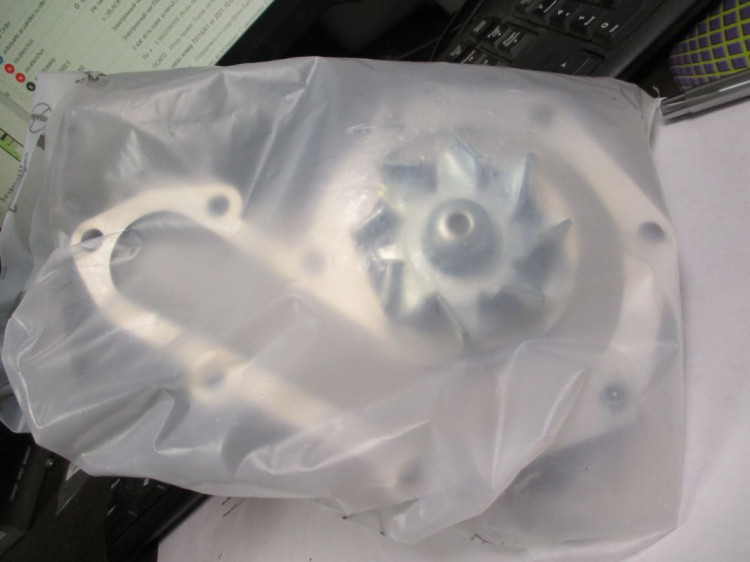 Помпа 210107370R RENAULT 19/21/Clio/Meg/Lag FENOX : купить, цена