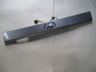 Накладка крышки багажника 96404370 96543070 Шевроле Авео Т200 и 255 Х/Б - знак ДЭУ - Серебро -2 - БУ