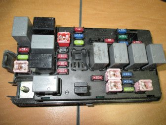 Блок предохранителей Шевроле Спарк М200 подкапотный - плато средняя часть 96857526, 96427973, - БУ