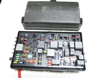 Блок предохранителей 95107228 A23 13222782 529050199 Шевроле Круз Орландо - ЦАРАПИНЫ на крышке - GM