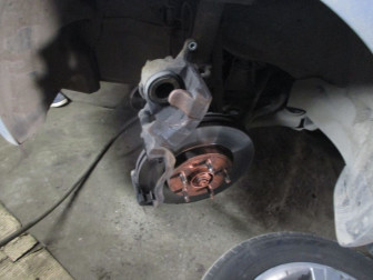 Суппорт задний замена на Шевроле Круз снятие и установка 1 штука