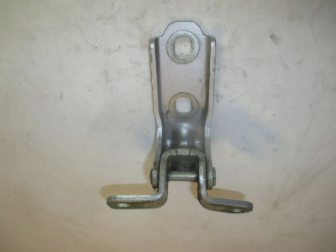 Петля двери задней правой нижняя 13501716 P09324 A041057 13276351 15932621 Шевроле Круз - Серая - БУ