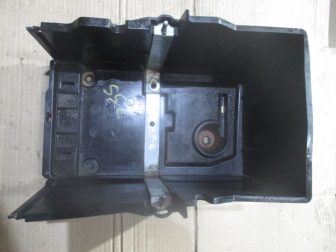 Площадка под АКБ AM5110723AD CV6110732AD M536B Форд Фокус 3 S-52 - ДЕФЕКТ - ТРЕЩИНА В КОРПУСЕ! - БУ