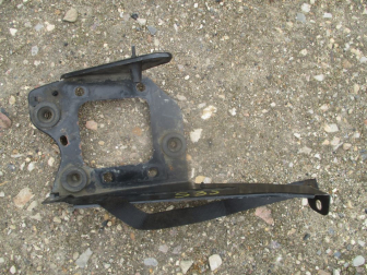 Кронштейн опоры КПП левый 1066714 1072584 1136272 Форд Фокус 1 на 1,8-2,0 литра, - БУ