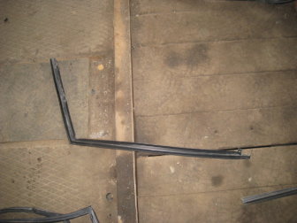 Уплотнитель стекла двери Опель Антара, Шевроле Каптива задний левой верхний 96624082, 4804368 - БУ