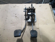 Педаль сцепления и тормоза 98AB2450 1320941 1094377 1118735 Форд Фокус 1 с МКПП - БУ