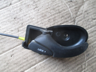 Ручка двери внутренняя левая сторона XS41A22601AK/BK Форд Фокус 1- Черная с тросиком, - БУ