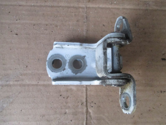 Петля двери правой верхняя или левая нижняя Ниссан Тиида 82421ED01A, 8240095F0F, - БУ