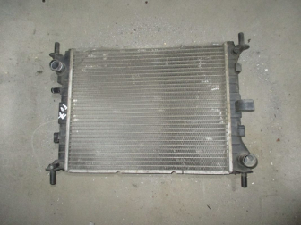Радиатор охлаждения Форд Фокус 1 с МКПП 1,4-1,8 литра 1230030 98AW8061DF 1671967, - БУ