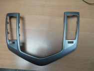 Накладка торпеды Шевроле Круз центральная 95199538, 95920364, 95383970, 95164912 - БУ серебро