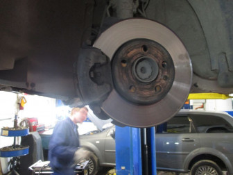 Колодки тормозные передние замена на Шевроле Лачетти - снятие и установка комплекта