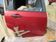 Дверь Форд Фокус 1 задняя правая 1430137 Седан и Хэтчбек - БУ Красная в СБОРЕ S73 царапины