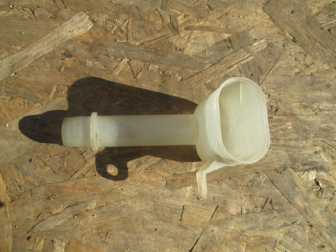 Горловина бачка омывателя 2M518K528AD Форд Фокус 1 - БЕЗ КРЫШКИ, - БУ