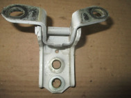 Петля двери 824201KA0A передней левой верхняя, передней и задней правой нижняя Ниссан Жук F15 - БУ