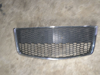 Решётка радиатора центральная нижняя 96813738 96813742 Шевроле Авео T255 - SS15 - есть ДЕФЕКТЫ - БУ