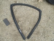 Уплотнитель стекла двери Ниссан Кашкай задней левой J10 c 06-2014г 82331-JD00A, 82331-JD20A - БУ