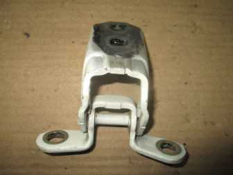 Петля двери 824211KA0A передней правой верхняя, передней и задней левой нижняя Ниссан Жук F15 - БУ