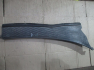 Панель под лобовым стеклом Форд Фокус 1 - Жабо правое 1136383 1M51A02216BB 98ABA02216 - СКОЛЫ! - БУ