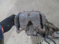 Суппорт Шевроле Авео Т300 - Скоба переднего суппорта R14 левая или правая 13578747  - БУ