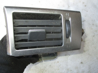 Сопло воздуховода левое панели приборов 68761EL00A Ниссан Тиида  С11 до 14 г PG05E678-516Q100, - БУ