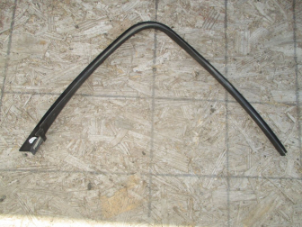 Уплотнитель стекла двери передней правой внутрен 1345303 4M51A201A18BK Форд Фокус 2 седан Х/Б - БУ