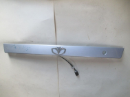 Накладка крышки багажника 96545779 96545762 Лачетти Хэтчбек с фонарями и эмблема - ДЭУ - Серебр - БУ