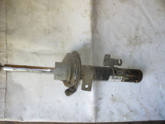 Амортизатор передний Форд Фокус 2 левый 1,6-1,8-2,0 литра 1360165, 4M5118K001AAC, - БУ - Голый