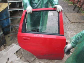 Дверь задняя Шевроле Авео Хэтчбек Т200 правая 96585393 - БУ в СБОРЕ Красная DK109 электр