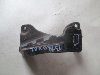 Кронштейн двигателя правый 13189381 332253673 24417612 5684152 Опель Астра H, G Зафира A, - БУ