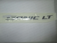 Эмблема крышки багажника Шевроле Авео Т300 - надпись "Sonic LT" 95483970, - General Motors
