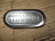 Эмблема крыла переднего TITANIUM 1333071, 3M5116098AD Форд Фокус 2 - БУ