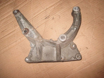 Кронштейн насоса ГУР и водяной помпы 97BB3K738CA 1136655 Форд Фокус 1 - БУ