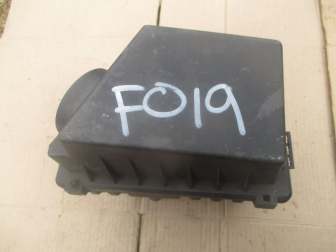 Корпус воздушного фильтра 1071667 98AB9600KD Форд Фокус 1 в сборе - СКОЛ НА НИЖНЕЙ ОПОРЕ, - БУ