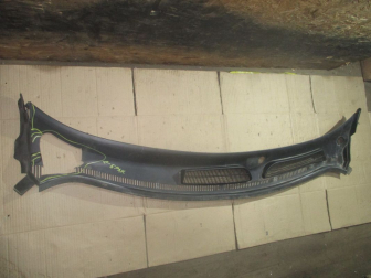 Панель под лобовым стеклом средняя 1686784 8A61A02216AE Форд Фиеста с 2012 по 2017г -ДЕФЕКТ - БУ