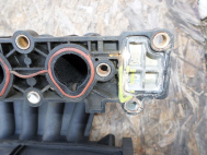 Коллектор вПускной 96417671 Шевроле Авео Т200-250 В12S1 72лс 1,2л - БУ -ДЕФЕКТ перегородки - DК77