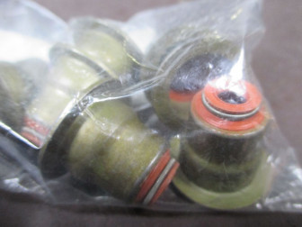 Колпачок маслосъемный 1086431 Форд Фокус 1 с объемом 1,8 литра Zetec 16V, - ELRING