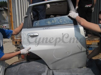 Дверь задняя Шевроле Авео Хэтчбек Т200 правая 96585393 - БУ Серебристая CK-81 с Дефектом