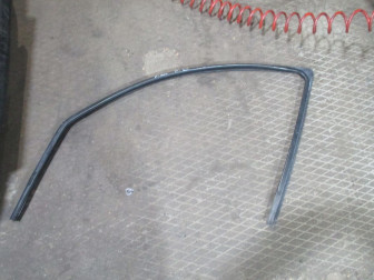 Уплотнитель стекла двери передней левой 1221086, YS4Z5421597AB Форд Фокус 1 - БУ