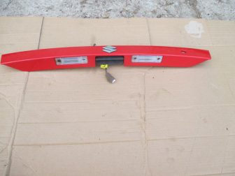 Накладка крышки багажника 96545779 Лачетти Хэтчбек с фонарями и эмблемой Сузуки S, - БУ Красная