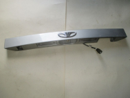 Накладка крышки багажника 96404370 96543070 Шевроле Авео Т200 и 255 Х/Б - знак ДЭУ - Серебро - БУ