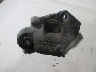 Кронштейн опоры приводного вала правого XS4W3K305AA 1061844 Форд Фокус 1 на 1,8 литра с МКПП - БУ