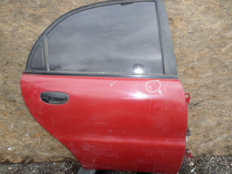 Дверь задняя правая Шевроле Ланос 96310032 96303929 - в сборе - Красная - есть ВМЯТИНА - БУ