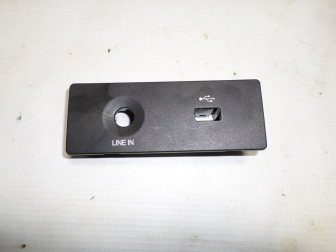 Накладка разъема AUX и USB CM5T044KB2AA EU-13 Форд Фокус 3 - БУ