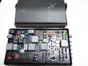 Блок предохранителей 95938113-01 8113 моторный Шевроле Круз Опель Астра J - ДЕФЕКТ крышки - № 4 - БУ